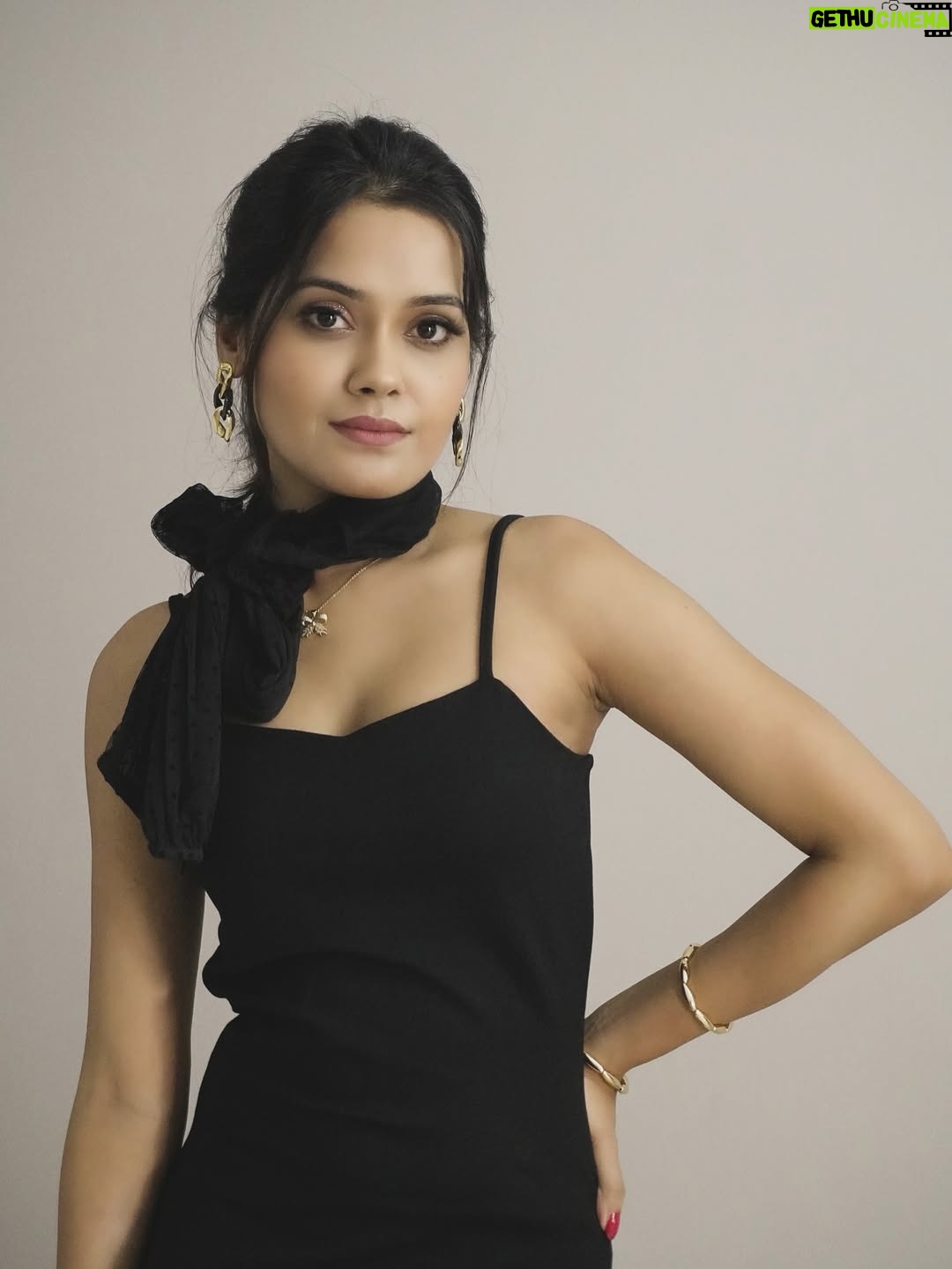 Sakshi Mihir - 5.7K Likes - Dress ho to aisi 🎵

( bodycon dress , black dress , style , ootd , sakshimihir )