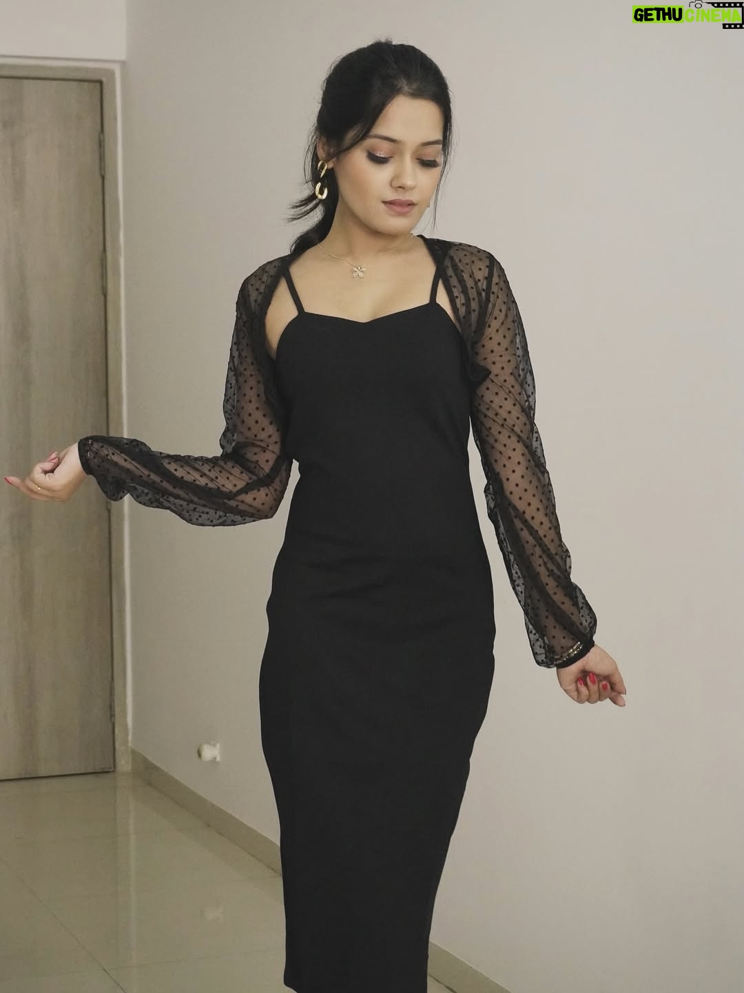 Sakshi Mihir - 5.7K Likes - Dress ho to aisi 🎵

( bodycon dress , black dress , style , ootd , sakshimihir )