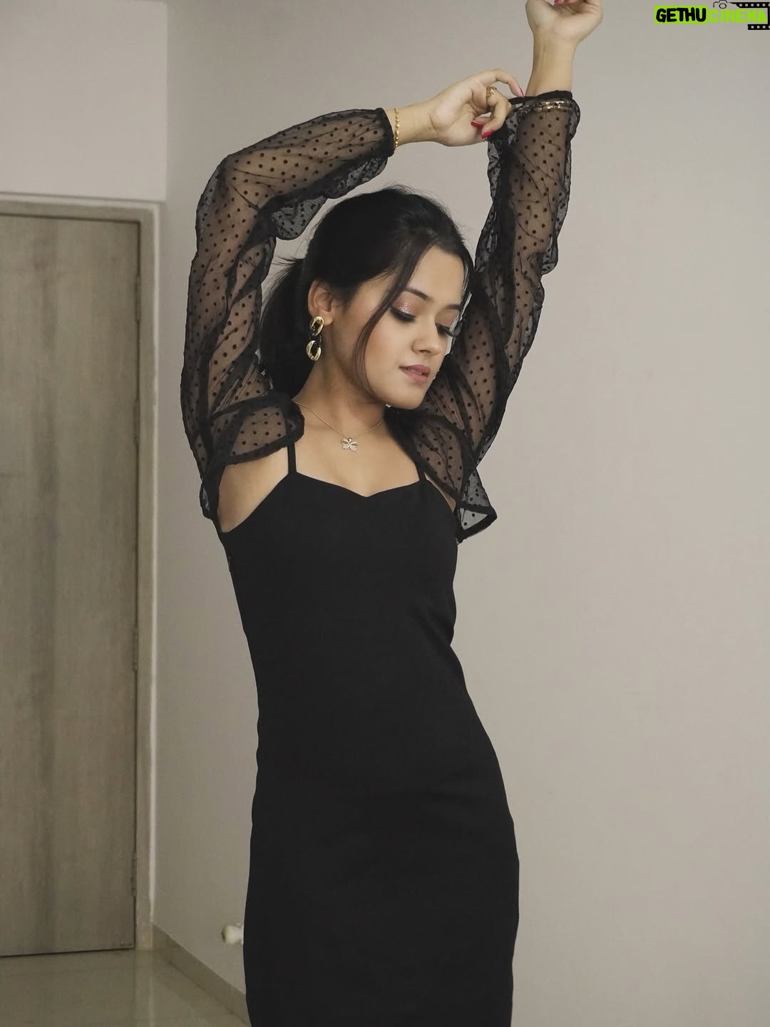 Sakshi Mihir - 5.7K Likes - Dress ho to aisi 🎵

( bodycon dress , black dress , style , ootd , sakshimihir )