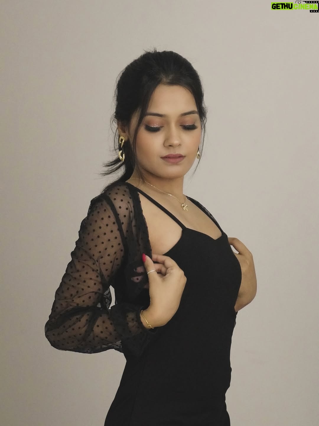 Sakshi Mihir - 5.7K Likes - Dress ho to aisi 🎵

( bodycon dress , black dress , style , ootd , sakshimihir )