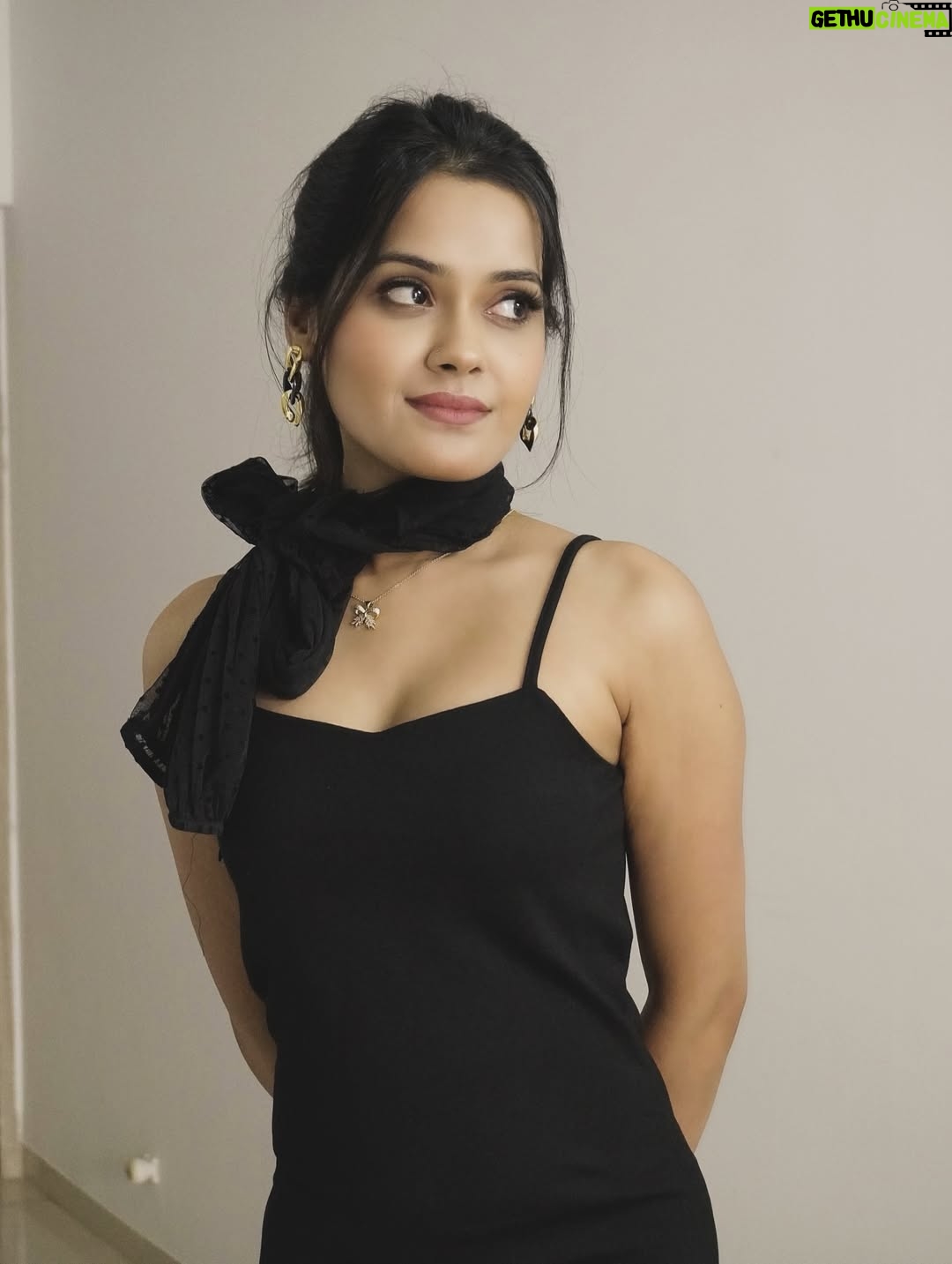 Sakshi Mihir - 5.7K Likes - Dress ho to aisi 🎵

( bodycon dress , black dress , style , ootd , sakshimihir )