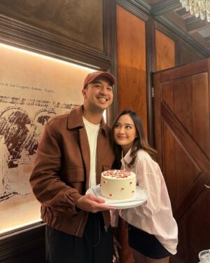 Salshabilla Adriani Instagram - āhadiah tak seberapa dariku, karna kamu super membanggakanā.
Selamat ultangtahun suamiš¤