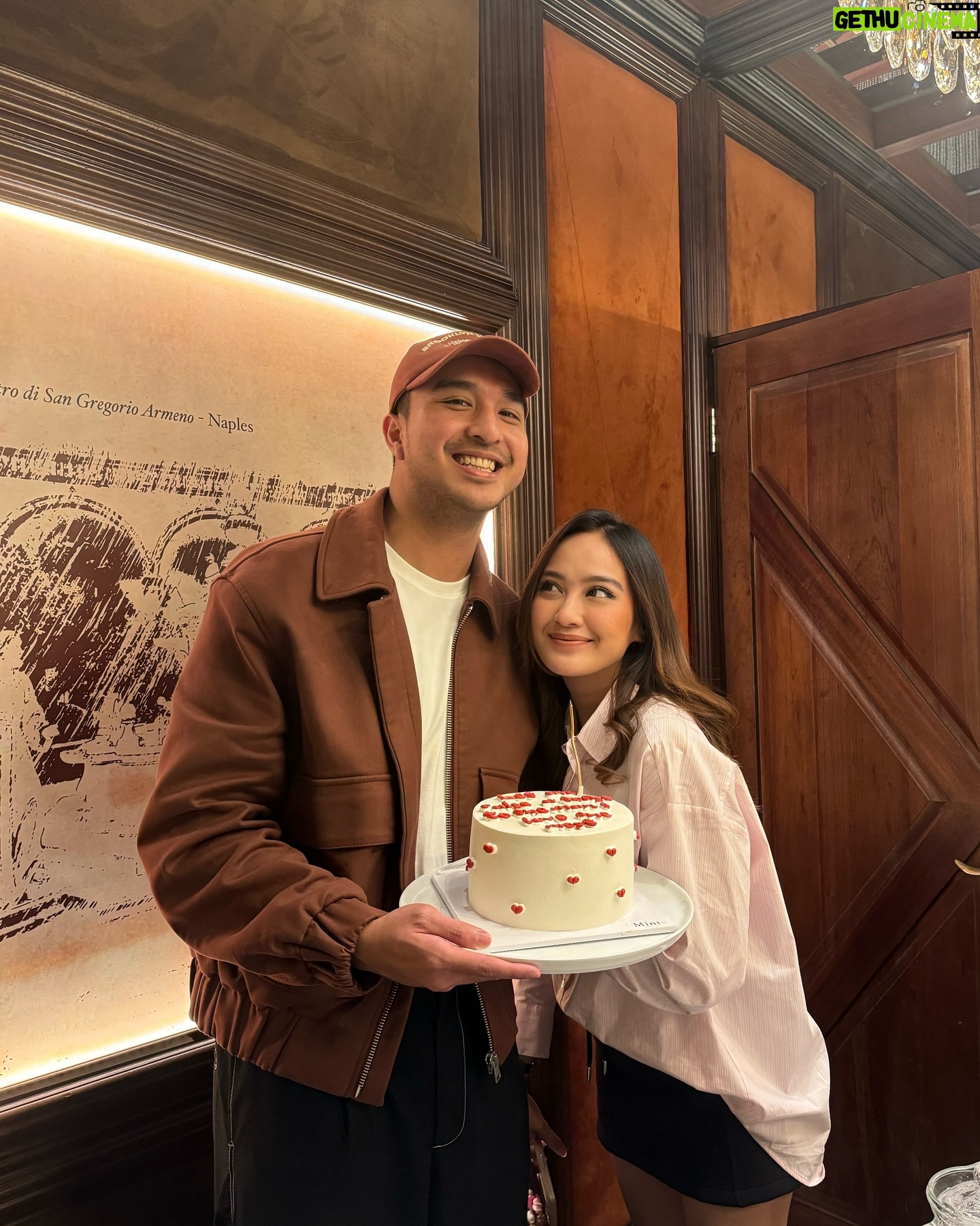 Salshabilla Adriani - 3 Likes - “hadiah tak seberapa dariku, karna kamu super membanggakan”.
Selamat ultangtahun suami🤍