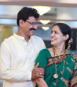 Sameeksha Takke Instagram - They fight like best friends, love like soulmates, and parent like pros.
Happy anniversary to the duo that raised Us with madness and magicā¤ļøI love you ā¤ļø
.
.
#sameekshatakke #happyanniversaryā¤ļø
