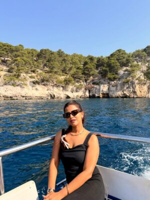 Sameeksha Takke Instagram - Hayeeeeā¤ļø
.
#aixenprovence #StInEurope #france #sameekshatakke #travel #travelgram #atraniwomaniya #cassis