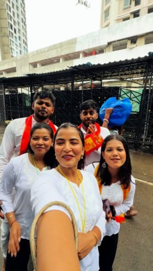 Sameeksha Takke Instagram - Tears, chants, devotion, and goosebumps… Lalbaug on the last day is not just seen, it’s felt. ❤️.
.
.
.
#sameekshatakke #lalbaghcharaja #funny #ganpati #ganeshgalli #reels #relatable #marathimulgi #lalbagh #gaurai #mumbaicharaja #ganeshchaturthi #ganpatibappamorya