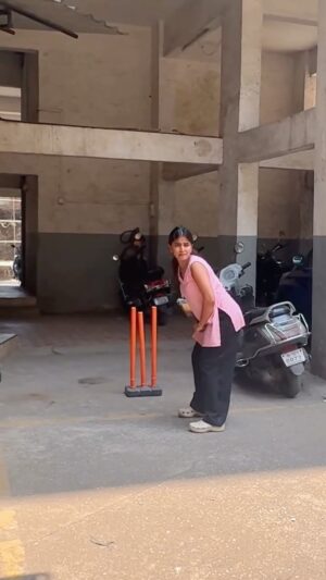 Sameeksha Takke Instagram - Guys off side pe cars the.. kuch tootata to gaaliyaan khaati 😂😂😂
.
.
..
Thankyou @yash_ashar2502 bat dene ke liye ..nahi deta to as usual cheen leti😂
.
.
#cricket #wpl #cricketlovers♥️ #gullycricket #cricketforlife #femalecricketer #sameekshatakke #iplt20