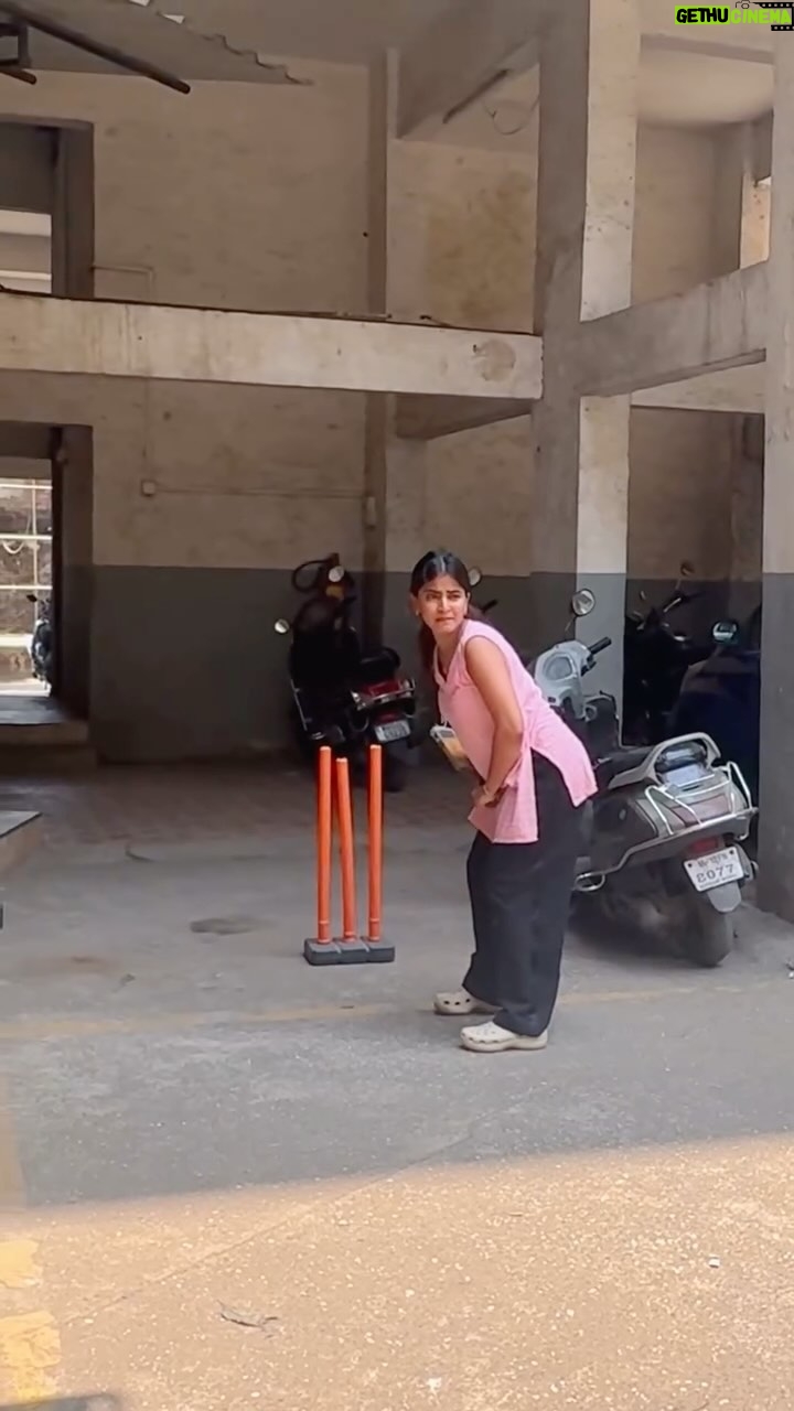 Sameeksha Takke - 523.8K Likes - Guys off side pe cars the.. kuch tootata to gaaliyaan khaati 😂😂😂
.
.
..
Thankyou @yash_ashar2502  bat dene ke liye ..nahi deta to as usual cheen leti😂
.
.
#cricket #wpl #cricketlovers♥️ #gullycricket #cricketforlife #femalecricketer #sameekshatakke #iplt20