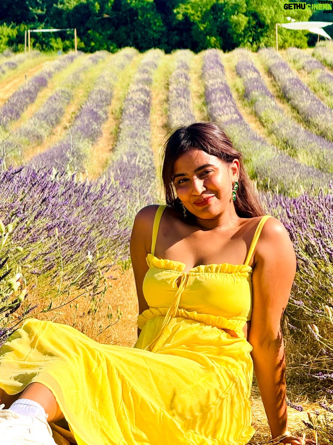 Sameeksha Takke - 52.3K Likes - Like a sunflower lost in lavender fields who is scared of Bees 🌻
.
.
Provence Vlog ka revision karlo Youtube pe ✨ New video coming today ❤️
.
.
.
Love you photographer @roopvermaa 
.
#aixenprovence #StInEurope #france #sameekshatakke #travel #potraits #provence #lavender #lavenderfields #travelgram #atrangiwomaniya
