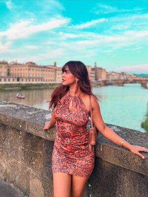 Sameeksha Takke Instagram - That one song, this viewā¦
and for a moment "LIFE" made sense āØā¤ļø
.
.
.Love you @roopvermaa ā¤ļøšø
#STinEurope #Atrangiwomaniya #europe #italy #travellife #italyš®š¹ā¤ļø #tuscany #florence #sameekshatakke #travel #atrangiwomaniya