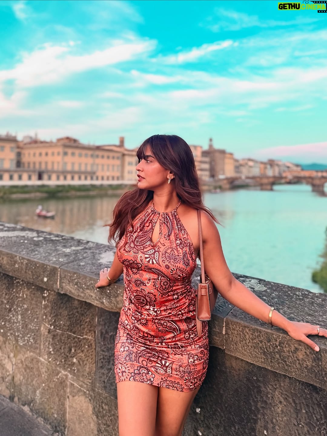 Sameeksha Takke - 58.8K Likes - That one song, this view…
and for a moment "LIFE"  made sense ✨❤️
.
.
.Love you @roopvermaa ❤️📸

#STinEurope #Atrangiwomaniya #europe #italy  #travellife #italy🇮🇹❤️ #tuscany  #florence #sameekshatakke #travel #atrangiwomaniya