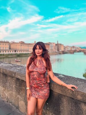 Sameeksha Takke Instagram - That one song, this viewā¦
and for a moment "LIFE" made sense āØā¤ļø
.
.
.Love you @roopvermaa ā¤ļøšø
#STinEurope #Atrangiwomaniya #europe #italy #travellife #italyš®š¹ā¤ļø #tuscany #florence #sameekshatakke #travel #atrangiwomaniya