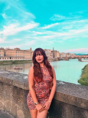 Sameeksha Takke Instagram - That one song, this viewā¦
and for a moment "LIFE" made sense āØā¤ļø
.
.
.Love you @roopvermaa ā¤ļøšø
#STinEurope #Atrangiwomaniya #europe #italy #travellife #italyš®š¹ā¤ļø #tuscany #florence #sameekshatakke #travel #atrangiwomaniya
