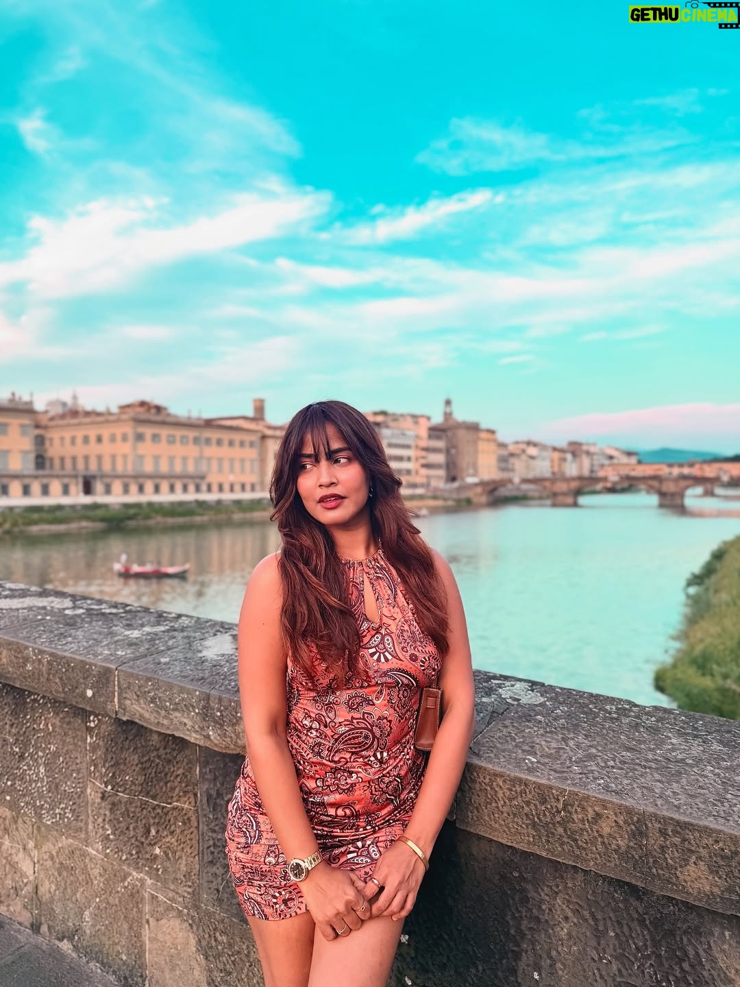 Sameeksha Takke - 58.8K Likes - That one song, this view…
and for a moment "LIFE"  made sense ✨❤️
.
.
.Love you @roopvermaa ❤️📸

#STinEurope #Atrangiwomaniya #europe #italy  #travellife #italy🇮🇹❤️ #tuscany  #florence #sameekshatakke #travel #atrangiwomaniya