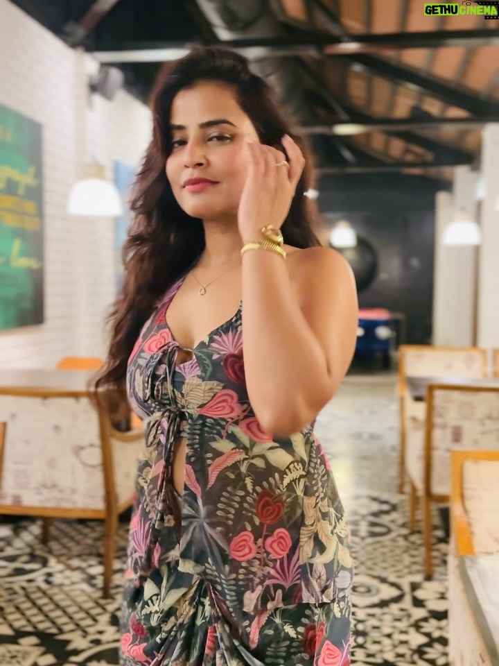 Sameeksha Takke - 57K Likes - Shades of Sameeksha ❤️
.
.
Wearing @bristilifestyle ❤️
.
.
#sameekshatakke #ootd #airbnb #outfitoftheday #potraits