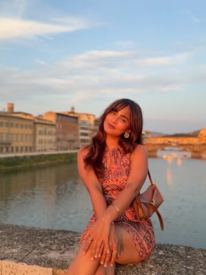 Sameeksha Takke Instagram - That one song, this view…
and for a moment "LIFE" made sense ✨❤️
.
.
.Love you @roopvermaa ❤️📸
#STinEurope #Atrangiwomaniya #europe #italy #travellife #italy🇮🇹❤️ #tuscany #florence #sameekshatakke #travel #atrangiwomaniya