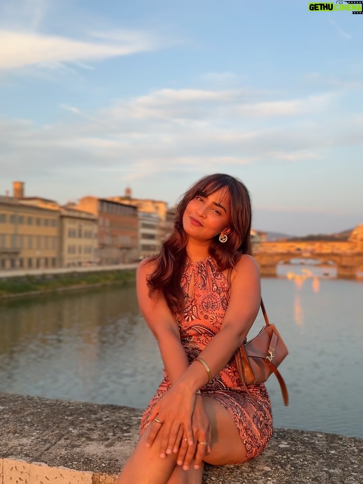 Sameeksha Takke - 58.8K Likes - That one song, this view…
and for a moment "LIFE"  made sense ✨❤️
.
.
.Love you @roopvermaa ❤️📸

#STinEurope #Atrangiwomaniya #europe #italy  #travellife #italy🇮🇹❤️ #tuscany  #florence #sameekshatakke #travel #atrangiwomaniya