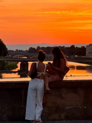 Sameeksha Takke Instagram - That one song, this viewā¦
and for a moment "LIFE" made sense āØā¤ļø
.
.
.Love you @roopvermaa ā¤ļøšø
#STinEurope #Atrangiwomaniya #europe #italy #travellife #italyš®š¹ā¤ļø #tuscany #florence #sameekshatakke #travel #atrangiwomaniya