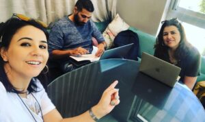 Samia Akariou Instagram - اجواء كتابة #ياقوت_وعنبر  اقدم لكم خليتنا المصغرة : صديقتي وصديقي noraskaliofficial  و @jah4show  وخا جواد ماكايشوفش فيا حيت خدام مسكين كايقلب على الحبكات 😅 جواد واجوااااد شوف فيا اصاحبي 😁😁 je vs présente notre petite cellule d’écriture, ensemble nous avons bossé dur pour vous divertir pendant ce mois sacré , avec #yakout_w_anbar le confinement est moins dur n est ce pas?? ☺️ jawad est occupé a chercher des intrigues !! Hey Frérot regarde par ici 😄😄 Merciiii pour votre amour et votre soutien je #loveyou #all #my #lovely #fans 😘😘😘