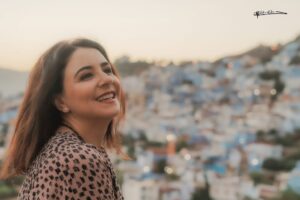 Samia Akariou Instagram - Je suis dans mon élément 🥰vive Chaouen ❤️ Merciiii mon ami @lefauxtegraphe