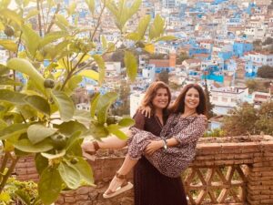 Samia Akariou Instagram - Qu est ce que je peux espérer de plus ?? bien entourée et bien chouchoutée par ma ville et par ma Nora 😘❤️❤️ love you copine et soeurette @noraskaliofficial crédit to our baby face @fatimazahraqanboua_ 🥰 #chefchaouen #ville #bleu