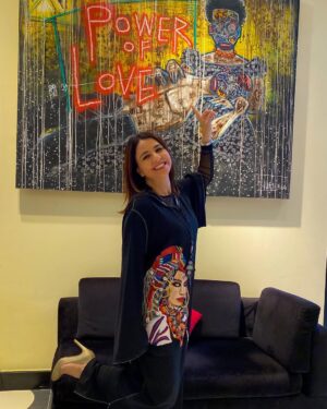 Samia Akariou Instagram - مساء النور وعواشر مباركة 🙏🙏🌹🌹
Jellaba Handpainted #hommage femme marocaine depuis 6 ans déjà @smdesign10_officiel