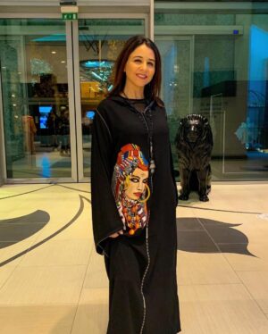 Samia Akariou Instagram - مساء النور وعواشر مباركة 🙏🙏🌹🌹
Jellaba Handpainted #hommage femme marocaine depuis 6 ans déjà @smdesign10_officiel