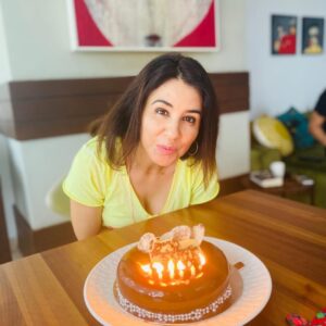 Samia Akariou Instagram - Je vous remercie tous pour vos souhaits et vos beaux messages qui m ont touchés et qui m ont fait un bien fou 🥰 Merci pour votre amour et votre soutien infaillible ❤️❤️ Merciiii pour ces trois gâteaux auxquels j ai eu droit ☺️😅 merci à ma famille à mes chères amies et à mes chers fans je vous aime fort 🥰🥰 @mouna2651 @nadia_el_alami @sajidzaineb @sihamou18 @chamihouda @noraskaliofficial @hind_saadidi.officiel @ladibsaadiaofficiel @cuisineplus.cherif @fatimazahraqanbouaofficiel 🙏🙏❤️❤️🌹