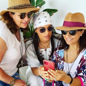 Samia Akariou Instagram - انا كانشوف  شي حاجة عاجباني ونورا شوية ولكن فاطمة الزهراء باينة ماعجباهاش 😜😜😜 #love #you #girls ❤️❤️ @fatimazahraqanboua_  @noraskaliofficial 📷 @mouna2651 😘