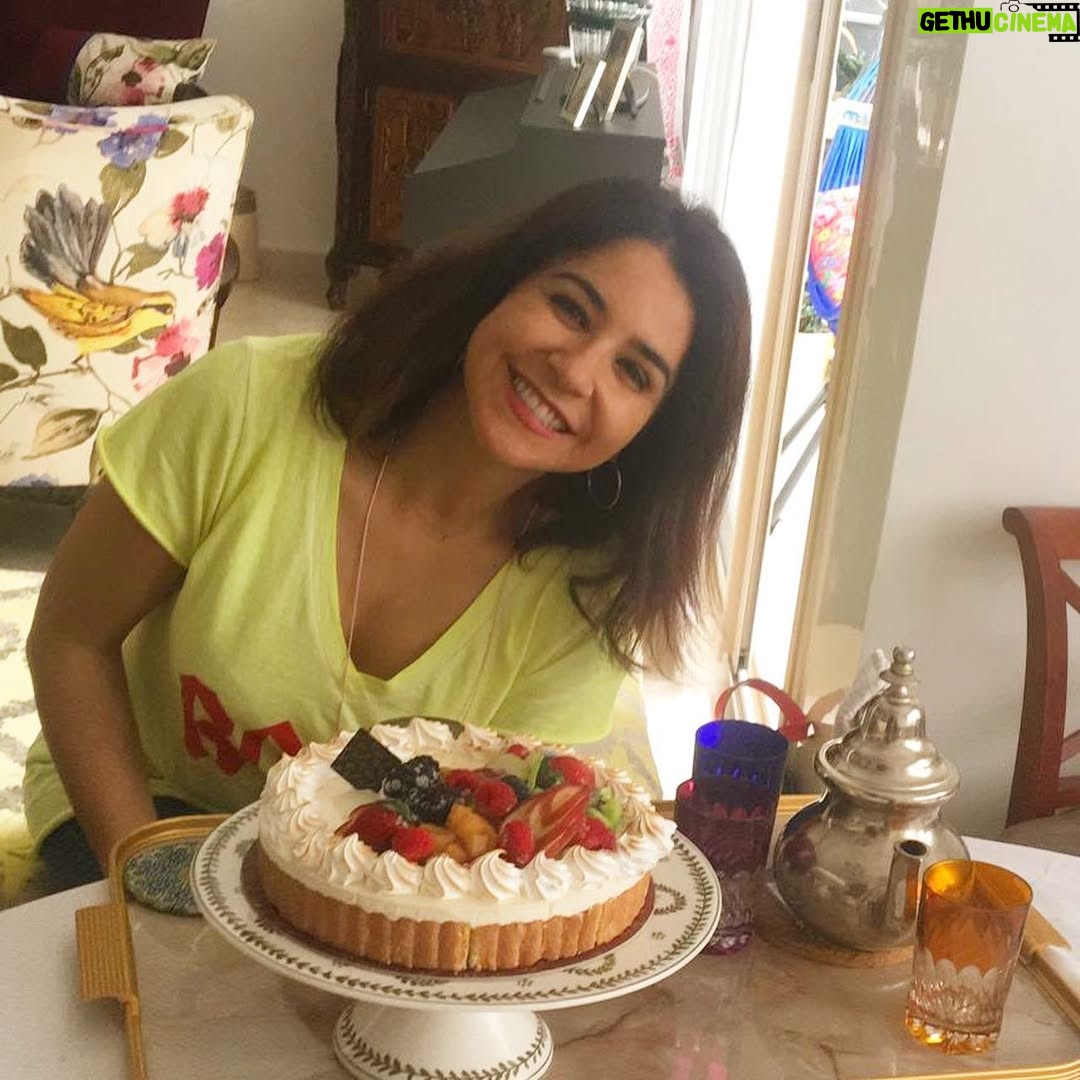 Samia Akariou - 29.1K Likes - Je vous remercie tous pour vos souhaits et vos beaux messages qui m ont touchés et qui m ont fait un bien fou 🥰 Merci pour votre amour et votre soutien infaillible ❤️❤️ Merciiii pour ces trois gâteaux auxquels j ai eu droit ☺️😅 merci à ma famille à mes chères amies et à mes chers fans je vous aime fort 🥰🥰 @mouna2651 @nadia_el_alami @sajidzaineb @sihamou18 @chamihouda @noraskaliofficial @hind_saadidi.officiel @ladibsaadiaofficiel @cuisineplus.cherif @fatimazahraqanbouaofficiel 🙏🙏❤️❤️🌹