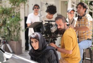 Samira Hassanpour Instagram - پشت صحنه،در حال فيلم برداري ،و ری اکشن من بعد از شنیدن یه خبر از عکاس محترمه🫢😅🥰
@samira_bakhtiary 📷❤️
#گردن_زني