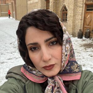 Samira Hassanpour Instagram - آتي،(آتيه)،زن قصه فيلم آدم فروش.....عکسهایی که پشت صحنه تو روند کار از خودم میگیرم که ببینم نقش چقدر رو صورتم نشسته.....من برای این نقش به خواسته کارگردان سیزده کیلو کم کردم🥰گريمر محترم كار مهرداد ميركياني عزيزو اجرا راحله نعمت زاده عزيزم🙏🏻
@adamforoosh.movie
#محمود_کلاری
@alioji
@rahelehnematzadeh
@mehrdadmirkiani