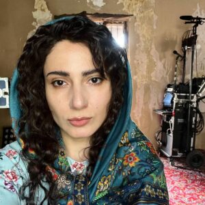 Samira Hassanpour Instagram - آتي،(آتيه)،زن قصه فيلم آدم فروش.....عکسهایی که پشت صحنه تو روند کار از خودم میگیرم که ببینم نقش چقدر رو صورتم نشسته.....من برای این نقش به خواسته کارگردان سیزده کیلو کم کردم🥰گريمر محترم كار مهرداد ميركياني عزيزو اجرا راحله نعمت زاده عزيزم🙏🏻
@adamforoosh.movie
#محمود_کلاری
@alioji
@rahelehnematzadeh
@mehrdadmirkiani