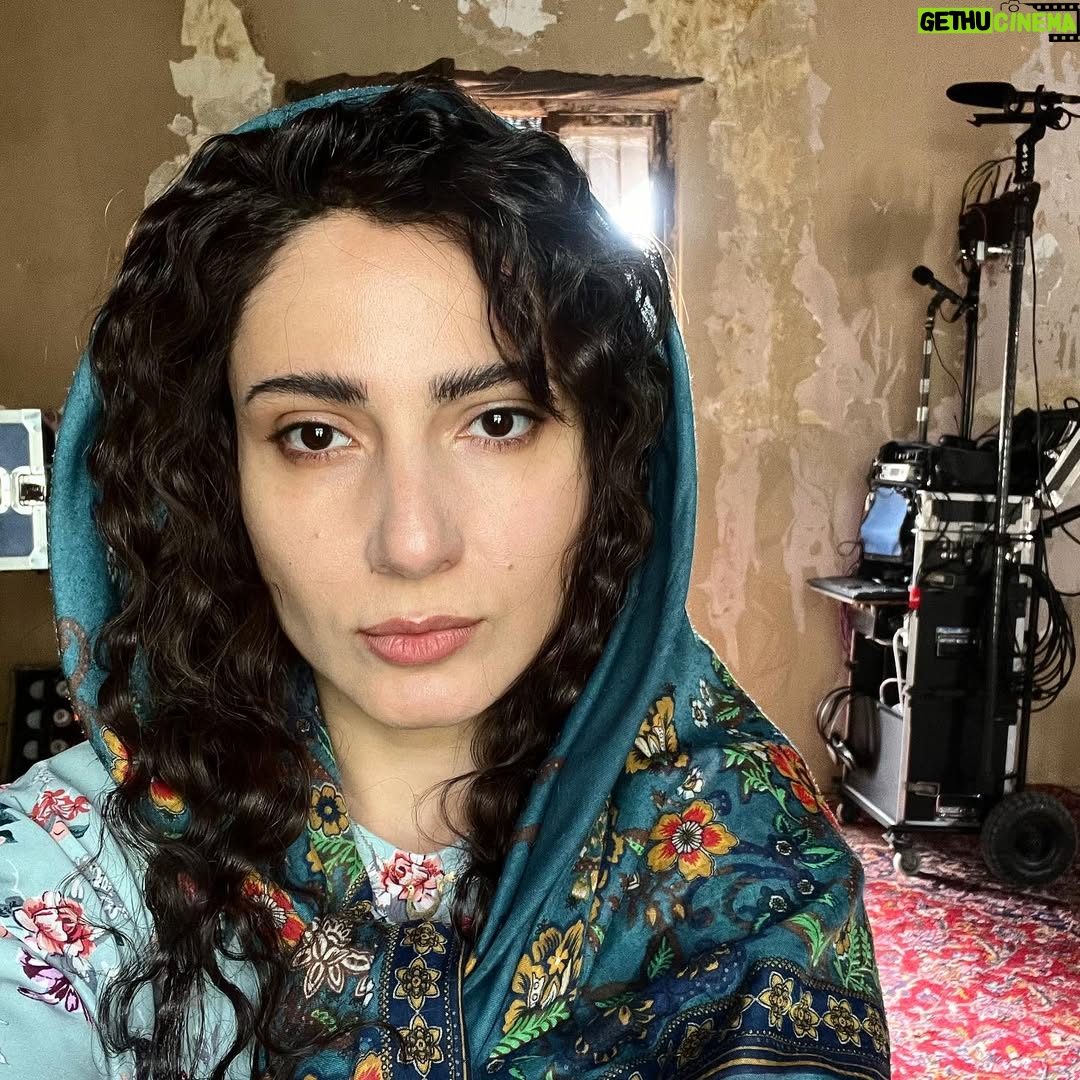 Samira Hassanpour - 16.7K Likes - آتي،(آتيه)،زن قصه فيلم آدم فروش.....عکسهایی که پشت صحنه تو روند کار از خودم میگیرم که ببینم نقش چقدر رو صورتم نشسته.....من برای این نقش به خواسته کارگردان سیزده کیلو کم کردم🥰گريمر محترم كار مهرداد ميركياني عزيزو اجرا راحله نعمت زاده عزيزم🙏🏻
@adamforoosh.movie 
#محمود_کلاری
@alioji 
@rahelehnematzadeh 
@mehrdadmirkiani