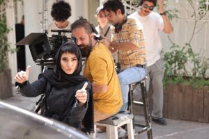 Samira Hassanpour Instagram - پشت صحنه،در حال فيلم برداري ،و ری اکشن من بعد از شنیدن یه خبر از عکاس محترمه🫢😅🥰
@samira_bakhtiary 📷❤️
#گردن_زني