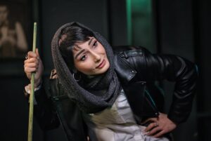 Samira Hassanpour Instagram - خنده داره نه😏
#سریال #گردن_زنی
#samirahasanpour #filmnet #samansalour
@samira_bakhtiary 📷