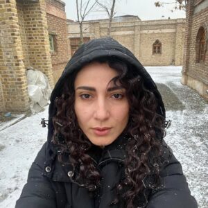 Samira Hassanpour Instagram - آتي،(آتيه)،زن قصه فيلم آدم فروش.....عکسهایی که پشت صحنه تو روند کار از خودم میگیرم که ببینم نقش چقدر رو صورتم نشسته.....من برای این نقش به خواسته کارگردان سیزده کیلو کم کردم🥰گريمر محترم كار مهرداد ميركياني عزيزو اجرا راحله نعمت زاده عزيزم🙏🏻
@adamforoosh.movie
#محمود_کلاری
@alioji
@rahelehnematzadeh
@mehrdadmirkiani