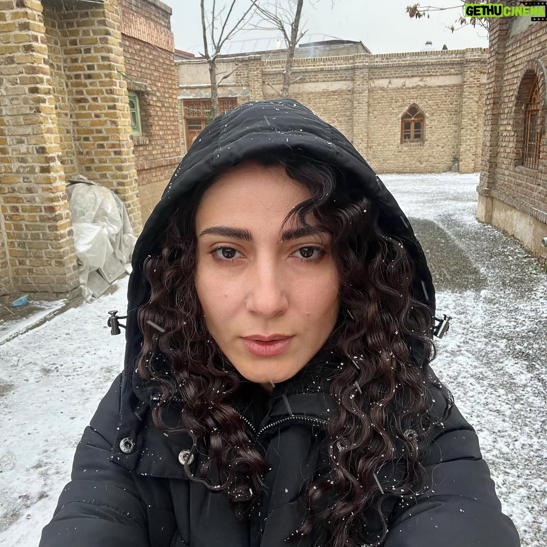 Samira Hassanpour - 16.7K Likes - آتي،(آتيه)،زن قصه فيلم آدم فروش.....عکسهایی که پشت صحنه تو روند کار از خودم میگیرم که ببینم نقش چقدر رو صورتم نشسته.....من برای این نقش به خواسته کارگردان سیزده کیلو کم کردم🥰گريمر محترم كار مهرداد ميركياني عزيزو اجرا راحله نعمت زاده عزيزم🙏🏻
@adamforoosh.movie 
#محمود_کلاری
@alioji 
@rahelehnematzadeh 
@mehrdadmirkiani