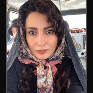 Samira Hassanpour Instagram - آتي،(آتيه)،زن قصه فيلم آدم فروش.....عکسهایی که پشت صحنه تو روند کار از خودم میگیرم که ببینم نقش چقدر رو صورتم نشسته.....من برای این نقش به خواسته کارگردان سیزده کیلو کم کردم🥰گريمر محترم كار مهرداد ميركياني عزيزو اجرا راحله نعمت زاده عزيزم🙏🏻
@adamforoosh.movie
#محمود_کلاری
@alioji
@rahelehnematzadeh
@mehrdadmirkiani