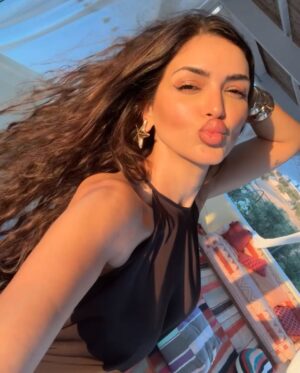 Samira Magroun Instagram - Alhamdoullah 🤍 Happy Healthy Amazing kids , loved everywhere i go , appreciated at work , i need nothing 🤍
