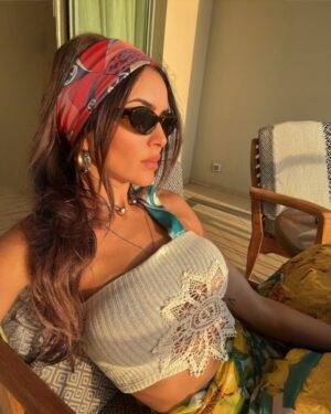 Samira Magroun Instagram - ☀️ « Je ne m’entoure que de personnes solaires.
J’aime bronzer du coeur. » ☀️