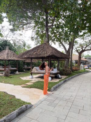 Samragyee RL Shah Instagram - Cool sips , cool breezes , vibrant peace & inner ease 🌊