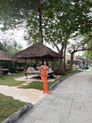 Samragyee RL Shah Instagram - Cool sips , cool breezes , vibrant peace & inner ease 🌊