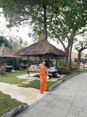 Samragyee RL Shah Instagram - Cool sips , cool breezes , vibrant peace & inner ease 🌊