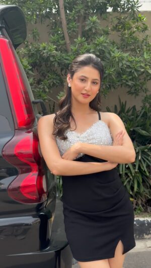 Samridhi Puri Instagram - Kattt mildi eh kitte busy lggdi🤭🌸