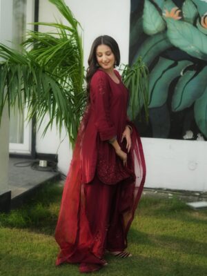 Samridhi Puri Instagram - Hiqqqq nal š«ā„ļø
Suit kina sohna eh na š„¹ā„ļø
Wearing @maharanilibasofficial