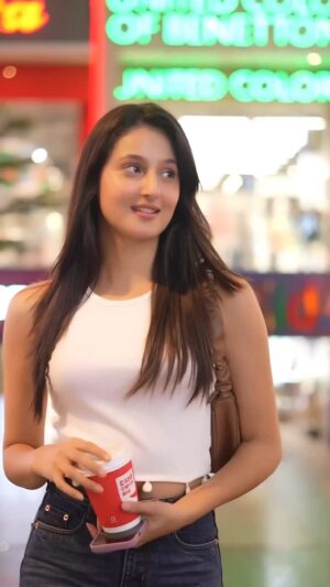 Samridhi Puri Instagram - Mei gal krda 🤍
@watansahi
Shot by @chobbar_edits28