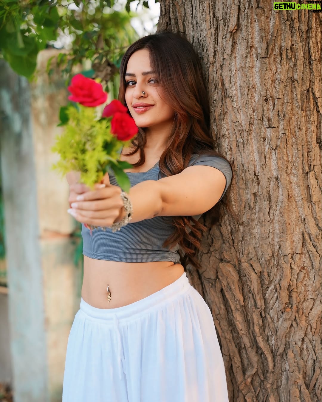 Sanah Shaikh - 240.3K Likes - Waqt Puchu Ya Haal Puchu
Tumse baat karni hai 
aisa kya sawal puchu 👀❤️