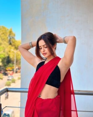 Sanah Shaikh Instagram - More saree pics?