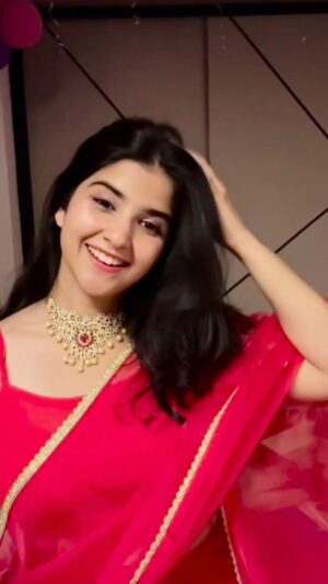 Sanchi Jain Instagram - All this pain to showoff that one Maharani Choker😭
@manishmalhotraworld
@officialswissbeauty
@myglamm
Chunnrri mai dil hai mera❤️